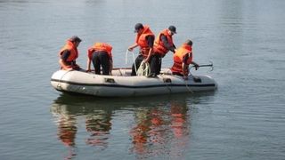 Pompierii au intervenit pentru salvarea a trei persoane care au cazut dintr-o barca. Un barbat este dat disparut