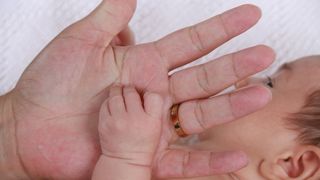 Indemnizatia de crestere a copilului se plafoneaza la 8.500 de lei