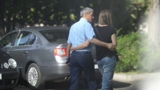 Imagini senzationale cu Dacian Ciolos! Fostul premier, la plimbare cu o tanara domnisoara, in centrul Bucurestiului