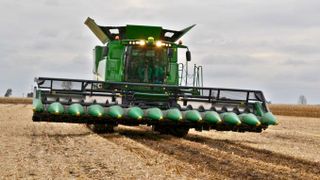 Un barbat de 60 de ani din Tulcea a murit dupa ce si-a prins picioarele intr-o combina agricola