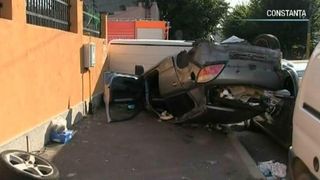 Imagini incredibile cu impactul devastator a doua masini, intr-o intersectie din Constanta!