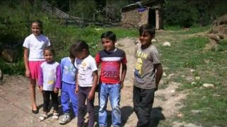 Povestea unei familii cu sase copii, condamnata sa traiasca intr-o casa din pamant: "Cand ma gandesc ca incepe scoala... O paine sa pui in 6 genti”