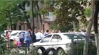 Asa petrec romanii din Berceni, sambata! Nunta si hora in fata blocului, ca in vremurile vechi!