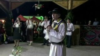 "Aveti binecuvantarile lui Dumnezeu". Cristian Pomohaci nu s-a lepadat de portul popular. Colinda tara in lung si in lat, iar publicul il aplauda neincetat.