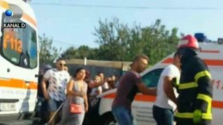 Scadal cat casa de mare in Galati, dupa ce un sofer nu a respectat indicatorul STOP si a izbit o masina in care se aflau patru persoane. Dar nu accidentul era sa-i fie fatal, ci furia ranitilor!