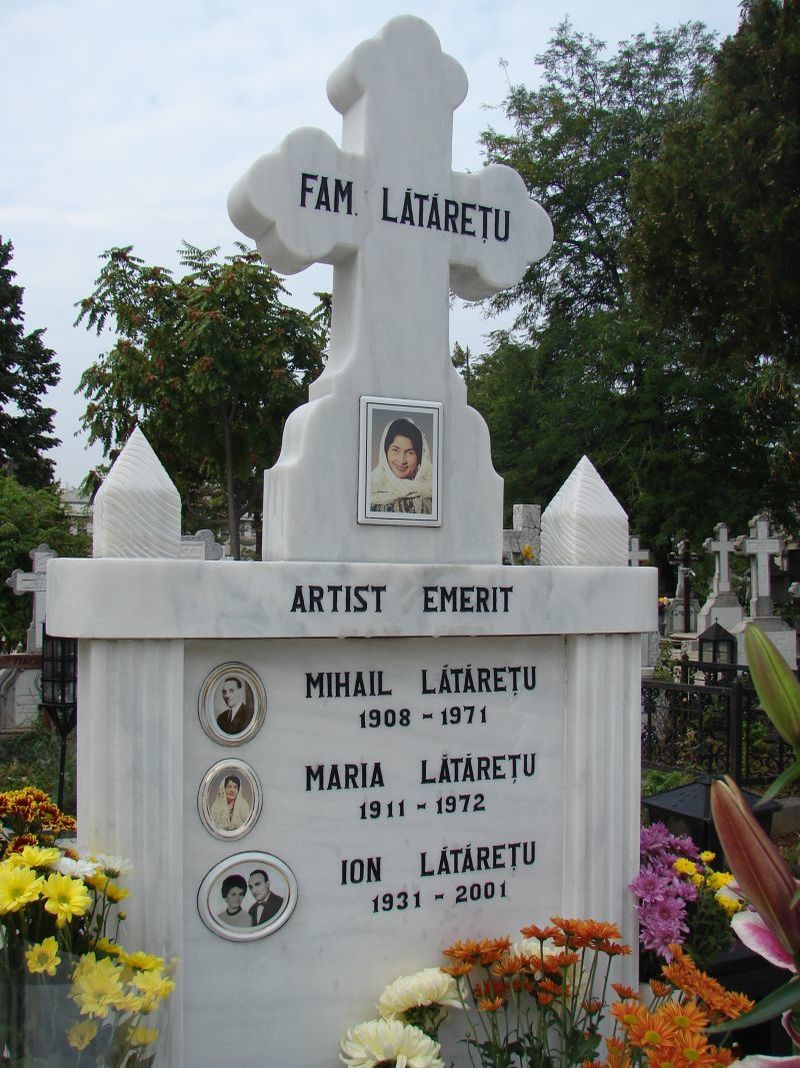 Inainte sa fie infasurat in celofan, mormantul artistei era plin de flori