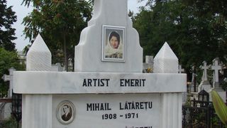 Inainte sa fie infasurat in celofan, mormantul artistei era plin de flori