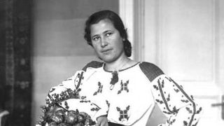 De ce se mira oamenii cand trec pe langa mormantul artistei Maria Lataretu? Locul de veci e invelit in celofan. Inainte era ingrijit si plin de flori.