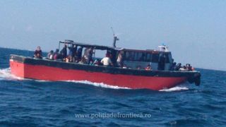 Pescador cu aproape 90 de migranti la bord, interceptat in apropierea tarmului romanesc al Marii Negre
