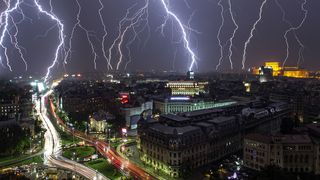 Imagine spectaculoasa cu furtuna de aseara din Bucuresti. Fulgerele au luminat Capitala