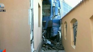 "Am crezut ca e cutremur". O familie dintr-o localitate din judetul Dambovita s-a trezit cu casa distrusa de un tir incarcat cu blocuri de beton.