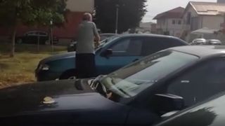 S-a razbunat cu toporul pentru ca i-a ocupat locul de parcare. Imagini socante surprinse in Targu-Jiu