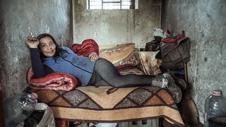 Povestea dramatica din spatele acestei fotografii. Florentina traieste din prostitutie, are patru copii si toti i-au fost luati de Protectia Copilului