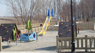 Tobogan la pret de garsoniera. Care este parcul din Husi unde un tobogan mic a costat peste 30.000 de lei