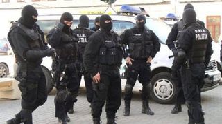 I-au rupt hainele de pe el si i-au luat arma. Politist din Sibiu, umilit de cei care taie ilegal padurile