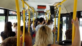 Lovita fara mila si umilita intr-un autobuz din Italia pentru ca este romanca. "Mi-a spus ca va urina pe hainele mele si a inceput sa ma bata"