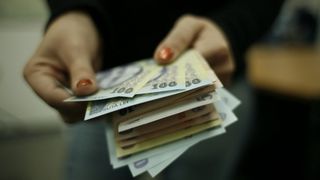Un deputat PNL a depus un proiect de lege prin care angajatii din privat ar putea primi al 13-lea si al 14-lea salariu
