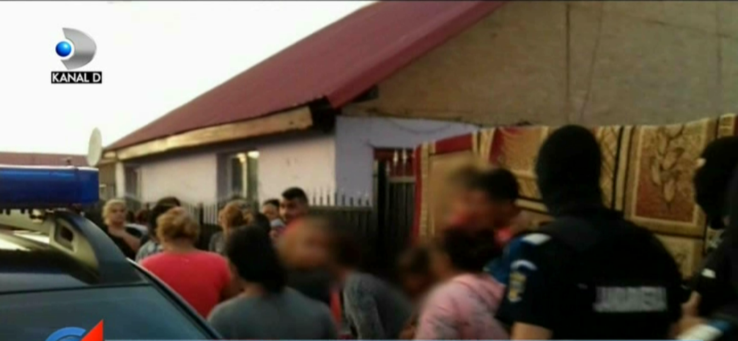 Reglare de conturi cu sabii si bolovani. Romii din Buzau au intrat in casa peste o familie cu un copil nou-nascut si a inceput sa ii bata pe toti membrii familiei