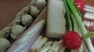 "Ce faci ma aici?- Mi-e foame- Pai zi, omule, ca iti dadeam de mancare". Un individ a intrat peste o batrana in casa. Femeia l-a prins cu slanina si branza in brate