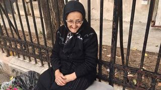 Povestea emotionanta din spatele acestei poze cu o bunicuta garbovita! Ea este tanti Manda si e zilnic in rondul de la Piata Romana!