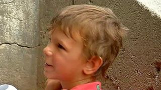 Robert e premiant la scoala, dar traieste intr-o saracie greu de imaginat impreuna cu cei 10 frati ai sai! 12 suflete traiesc cu 600 de lei pe luna!