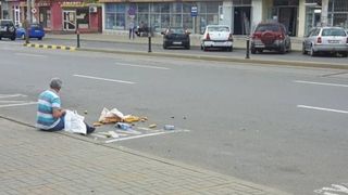 Un batran de 60 de ani din Botosani si-a luat bilet, dar a ajuns umilit si dat dat afara din autobuz. Soferul i-a aruncat bagajul in strada