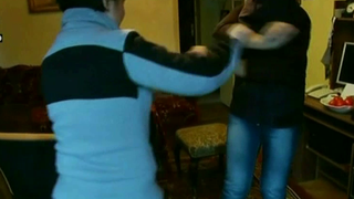 Gest cutremurator al unei mame din Satu Mare. Femeia si-a injunghiat fiica si apoi a fugit - Apropiatii spun ca ea are probleme psihice