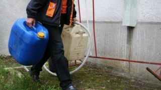 25 de persoane, intre care doi politisti, trimise in judecata pentru furt de motorina din vagoane, dare si luare de mita