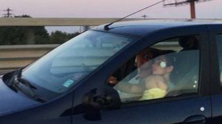 Inconstienta dusa la extrem. O femeie a condus cu bebelusul in brate pe autostrada