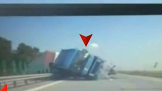 Imagini de cosmar de pe Autostrada Soarelui - Un TIR a facut prapad in calea sa - Totul a fost filmat minut cu minut