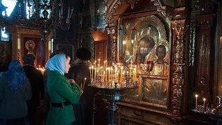 O batrana a fost jefuita intr-o biserica din Botosani - Cineva i-a furat geanta in timp ce aceasta se ruga