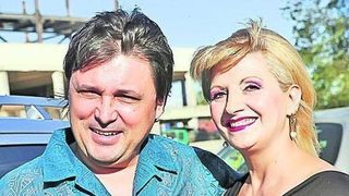 Cum arata mormantul Ilenei Ciuculete la 6 luni de cand s-a stins! Vaduvul a scos bradul ofilit, i-a adus un buchet de trandafiri si i-a curatat marmura si bustul VIDEO EXCLUSIV