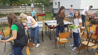 Mai multi voluntari au reparat o scoala din Arad: "Asa se schimba lucrurile"