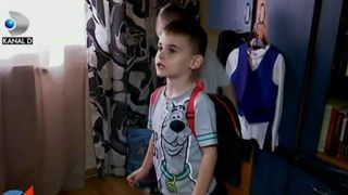 Ultimele pregatiri pentru prima zi de scoala. Matei isi verifica ghiozdanul de cateva zile