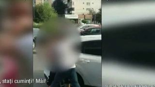 Imagini incredibile surprinse in parcarea unui mall din Ploiesti! Doi soferi se bat ca filme, in plina strada.