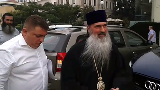 Ce s-a intamplat cu IPS Teodosie in aceasta dimineata - Trebuia sa mearga la deschiderea anului scolar, dar a ajuns direct la Judecatorie - Imagini si detalii din aceasta dimineata