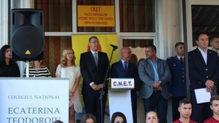 O directoare de la un liceu din Targu Jiu a venit imbracata mult prea sexy la festivitatea de deschidere a anului scolar - Femeia a stat langa Victor Ponta si a atras toate privirile