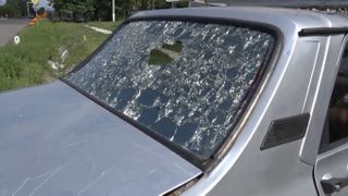 A iesit in strada si a inceput sa arunce cu bolovani in masini. Cine este barbatul din Arges care a distrus 14 automobile