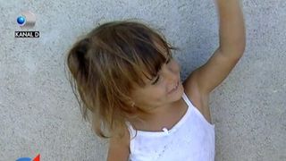 Fetitele abuzate de varul mai mare sunt dupa multa vreme fericite. Acum au cu ce sa se imbrace in prima zi de scoala si ce sa isi puna la pachet.