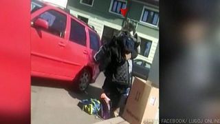 O femeie din Timisoara a furat din containerul pentru saraci rechizite scolare pentru copiii ei