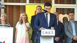 Gafe, facute de dascali si politicieni in prima zi de scoala. Cum a venit imbracata la deschiderea anului o profesoara din Gorj: "I se vede lenjeria intima"