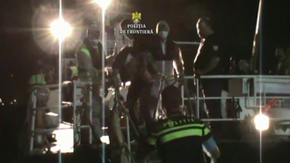 Politistii de frontiera romani aflati in misiune Frontex in Grecia au salvat 54 de persoane care se aflau pe o ambarcatiune in pericol de scufundare