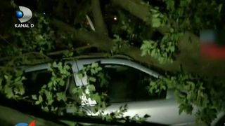 Noapte furtunoasa in Resita. Vantul a distrus acoperisurile caselor si a avariat mai multe masini