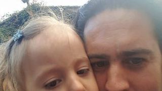 Diferenta ca de la cer la pamant. Cum a fost intampinat un roman din Anglia in prima zi de scoala a fiicei lui