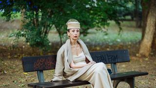 Adevarul din spatele acestei fotografii! La 60 de ani, Mariana, extrem de eleganta, pare ca merge la o piesa de teatru, dar realitatea e cu totul alta