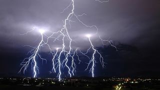 Avertizare meteo! Cod galben de furtuna. Vin vijeliile si grindina