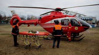 Capitala are cele mai multe spitale din tara, dar niciun heliport langa o unitate de urgenta. Elicopterele cu ranit aterizeaza pe stadion sau printre balarii