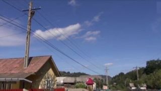 O familie din Neamt traieste cu stalpul de curent in casa. Cum s-a ajuns la aceasta situatie