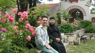 Aurelian Preda, alaturi de calugarul Efrem, care dupa moartea artistului, are grija de mormantul sau