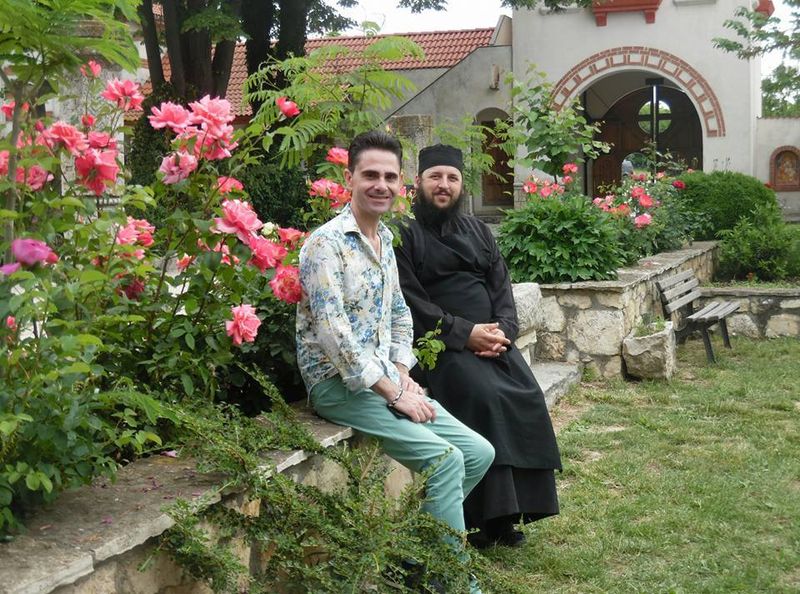 Aurelian Preda, alaturi de calugarul Efrem, care dupa moartea artistului, are grija de mormantul sau